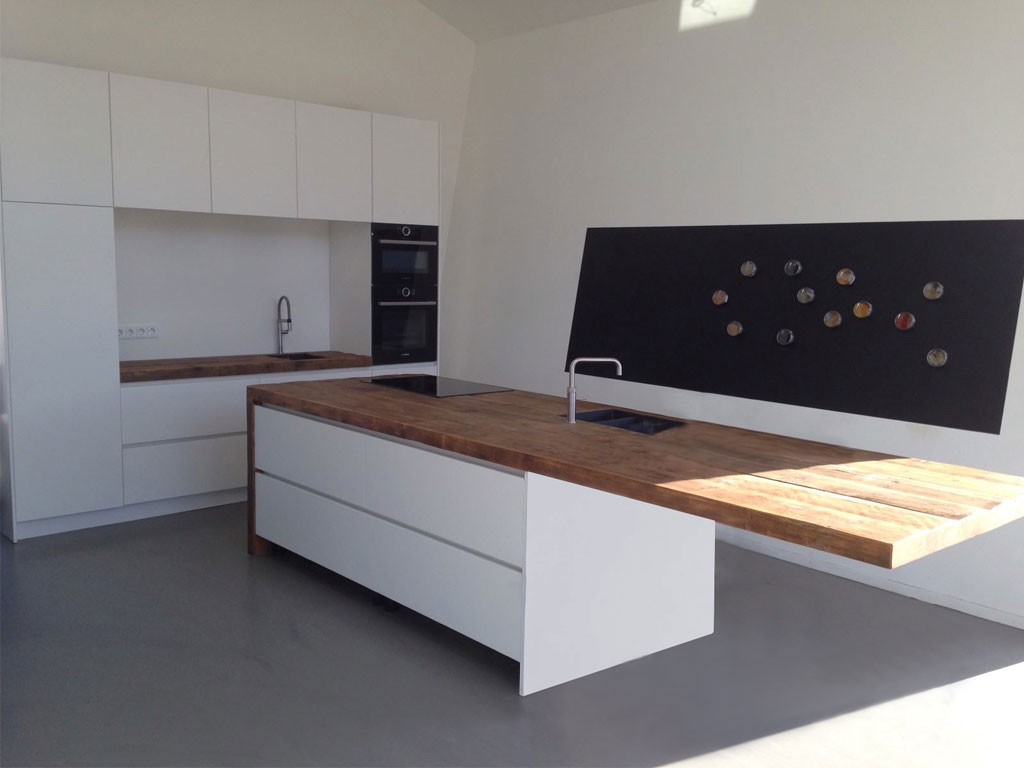 Foto: Design keuken hoogglans wit oud hout