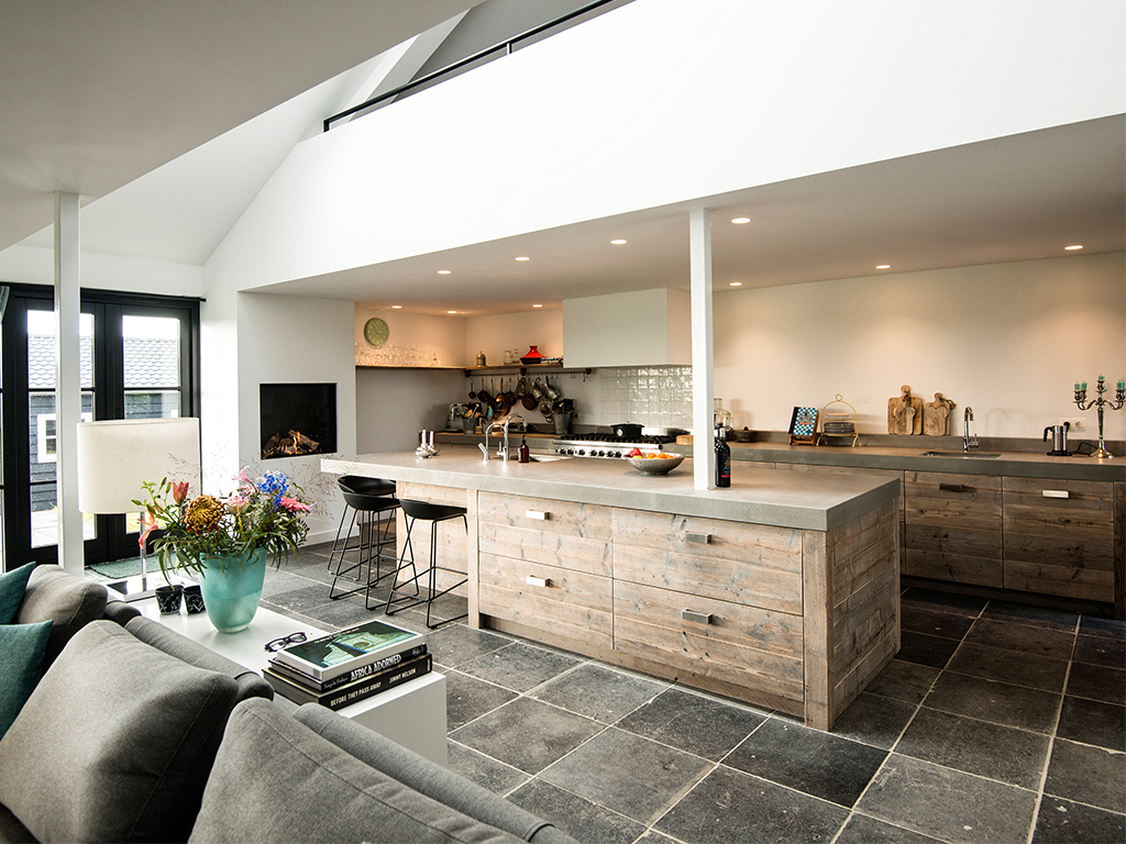 Foto: Maatwerk keuken steigerhout beton