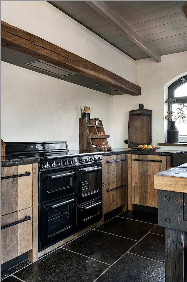 Foto : Landelijke oud eiken keuken