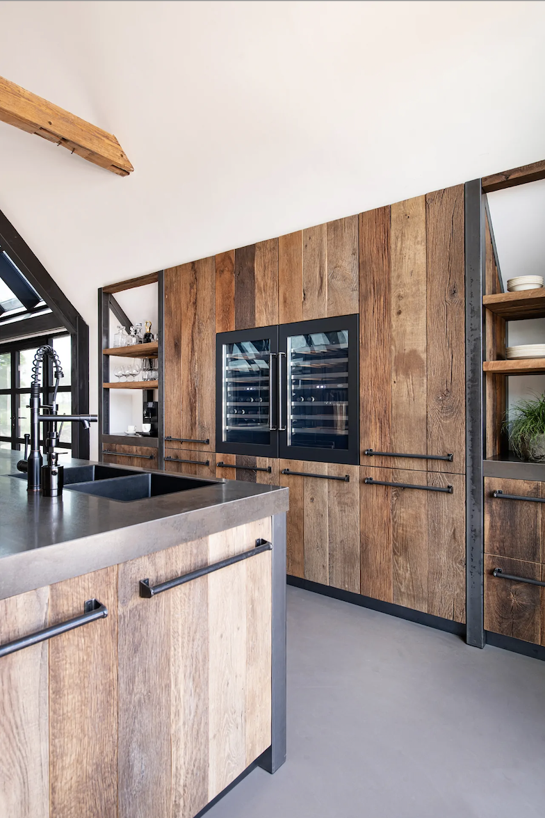 Foto : Oud eiken keuken met staal