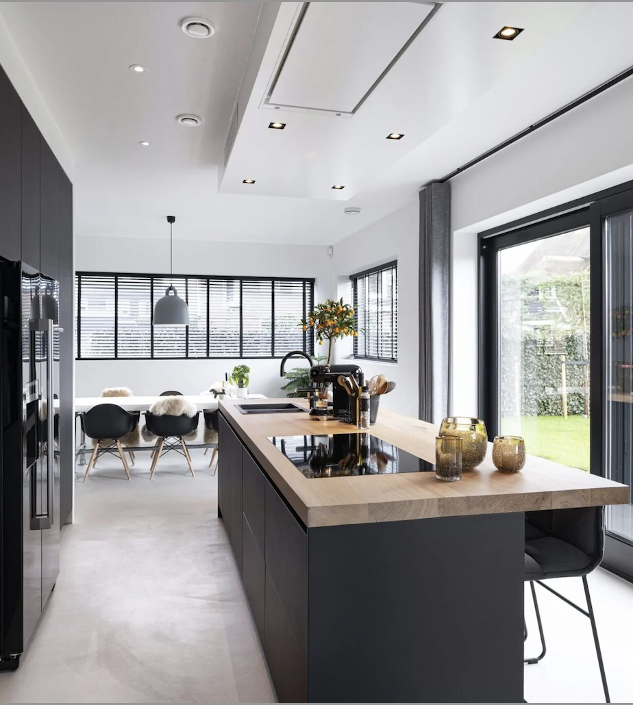 Foto : Zwarte keuken met hout