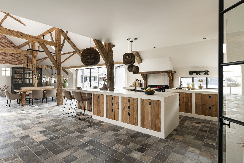 Foto : Landelijk moderne keuken met oud iepen hout verwerkt