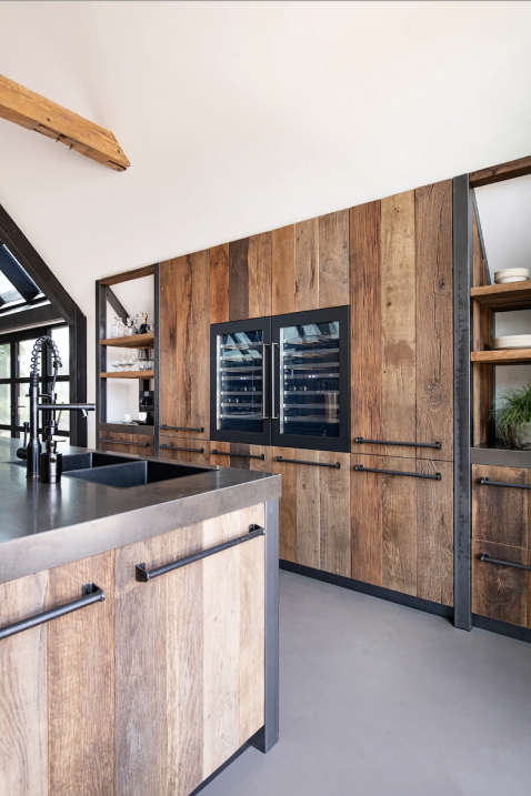 Foto : Oud eiken keuken met staal