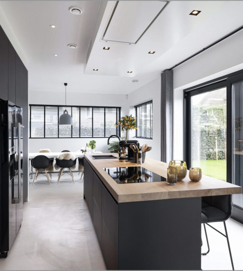 Foto : Zwarte keuken met hout