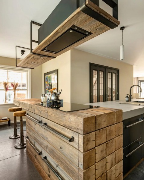 Foto : kort Industriële barnwood keuken waarin maatwerk de hoofdrol speelt