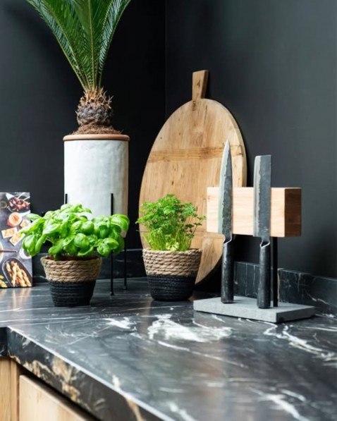 Foto : Luxe Zwarte Keuken met Kwartsiet Werkblad