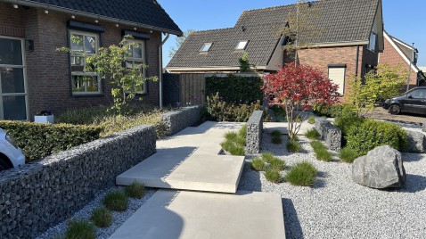 Foto : Schanskorven in de tuin | Hoogteverschil & schutting