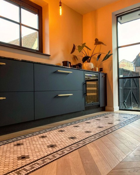 Foto : De dambordvloer is terug: klassiek patroon in een modern interieur
