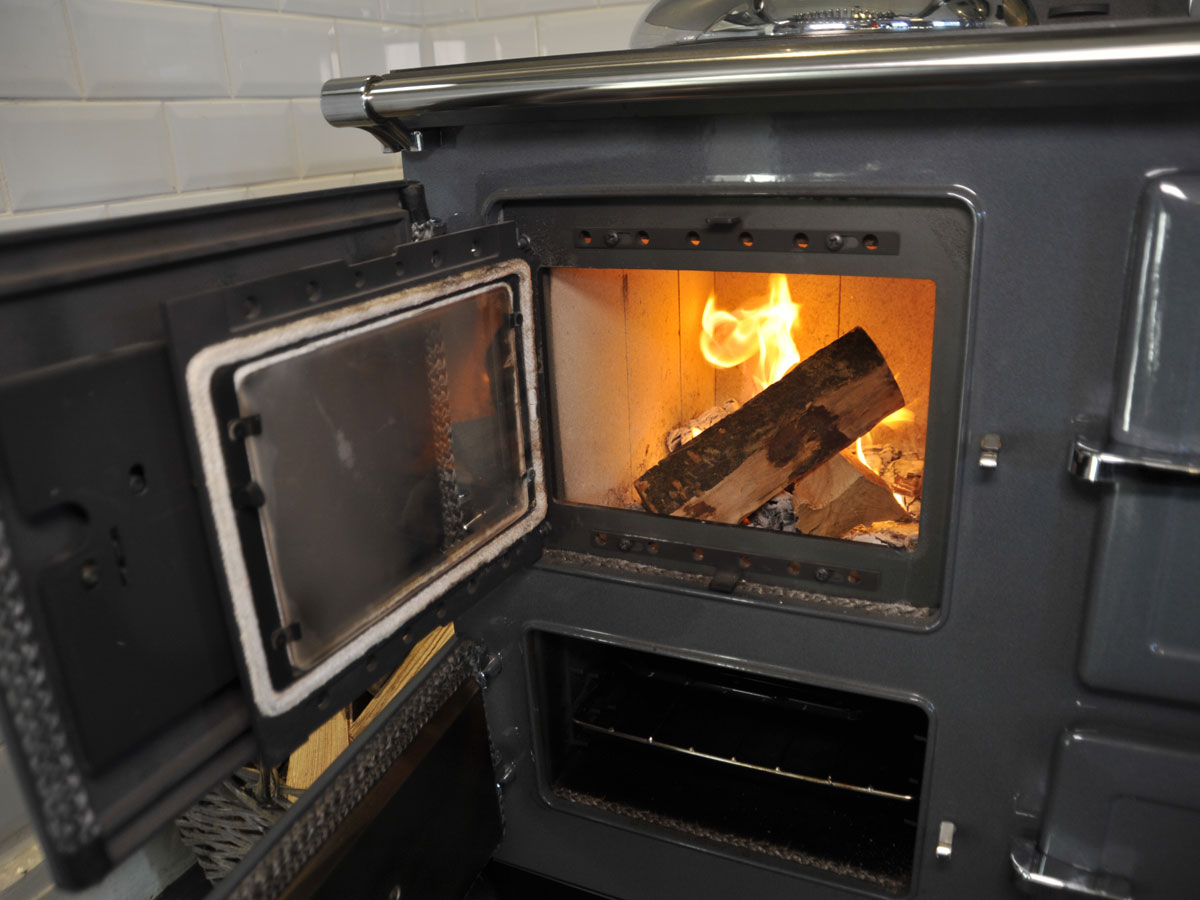 Foto: ESSE 990 Hybrid brandend met open deur