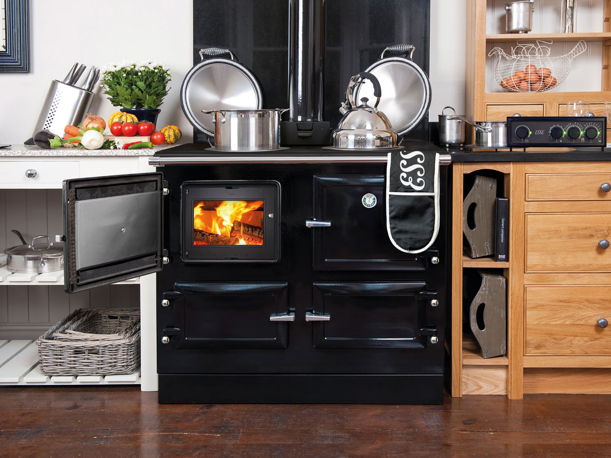 Foto: ESSE 990 Hybrid in keuken brandend
