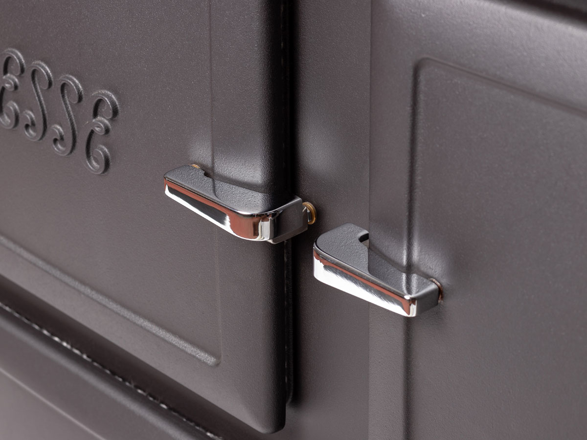 Foto: ESSE 990 Hybrid ingezoomd op deurhendels