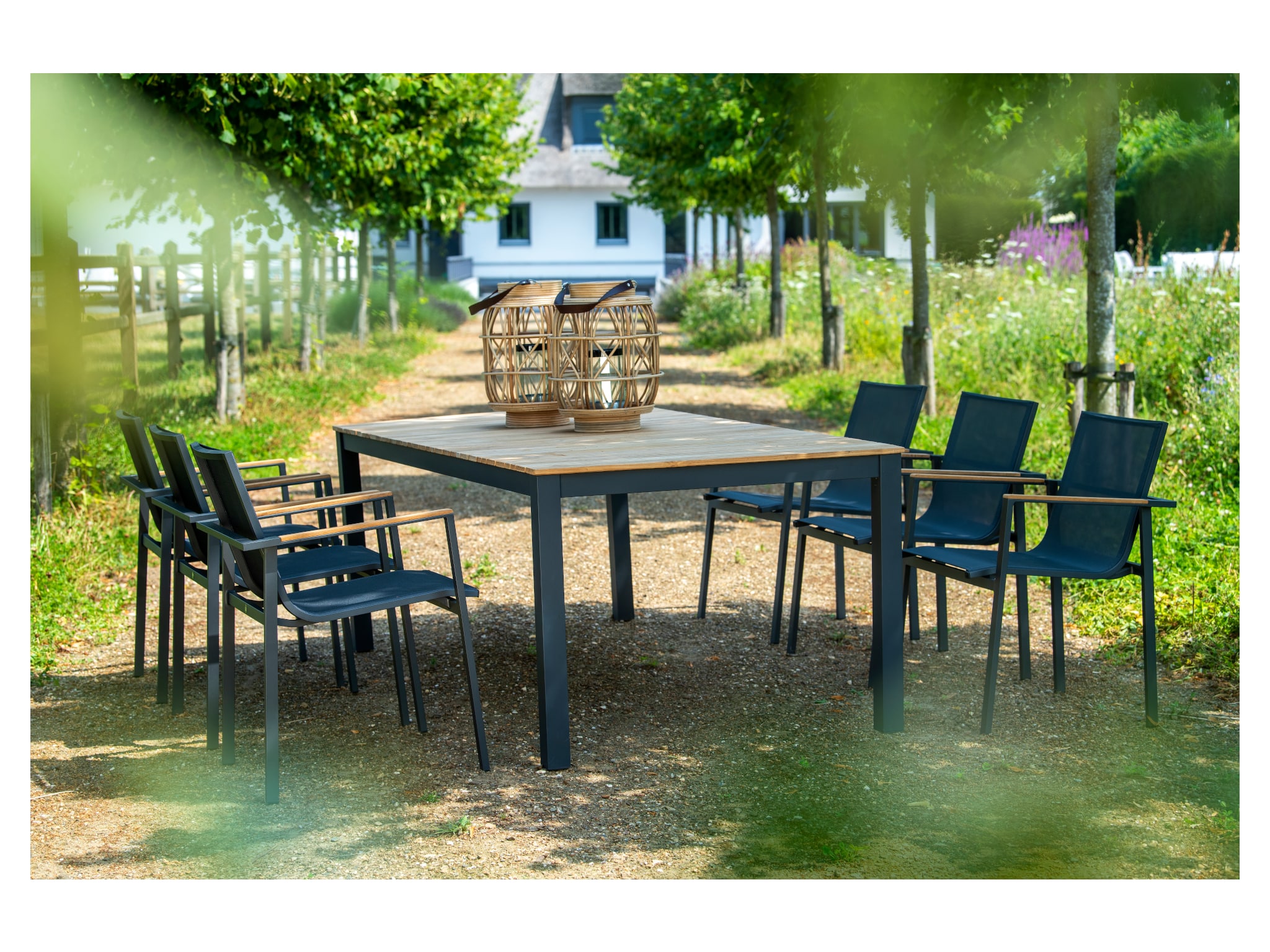 Foto: YOI Arashi dining table 220x100cm aluminium dark grey teak   Mizu stackable dining chair aluminium dark grey textilene carbon teak min