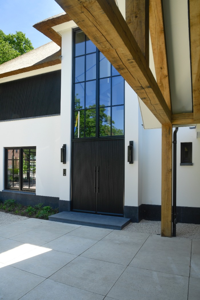 Foto: Topdeuren project barneveld deurenshowroom voordeur zwart modern deurgreep