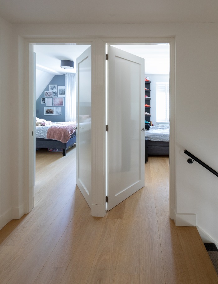 Foto: Topdeuren binnendeuren wit scharnieren rvs overloop albo formani pietboon voordeur kozijnen vrijstaande woning harderwijk