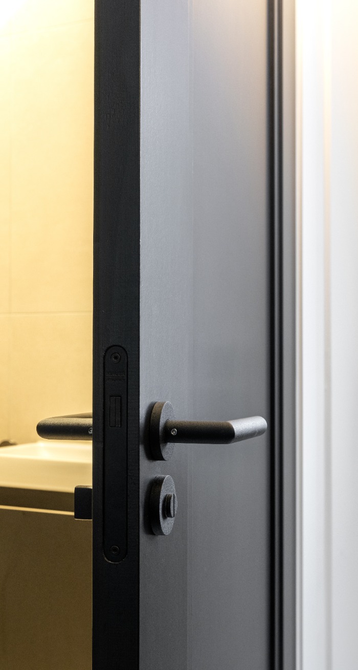 Foto: Topdeuren project ijsselmuiden dichte deur zwart albo paneeldeur magneetslot formani deurbeslag