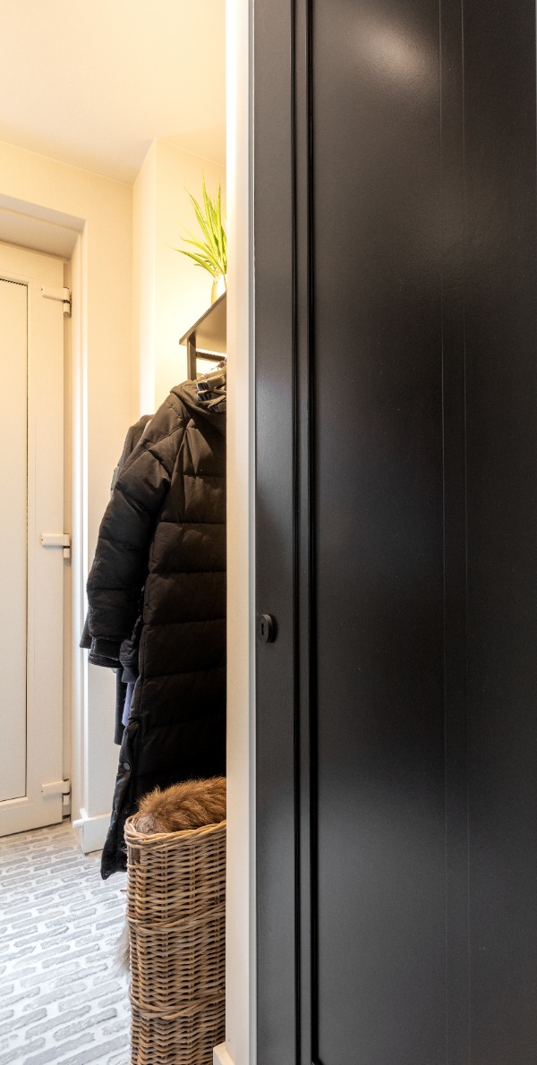 Foto: Topdeuren project ijsselmuiden dichte deuren paneeldeuren zwart deurbeslag cilinderslot kastslot cilinderrozet