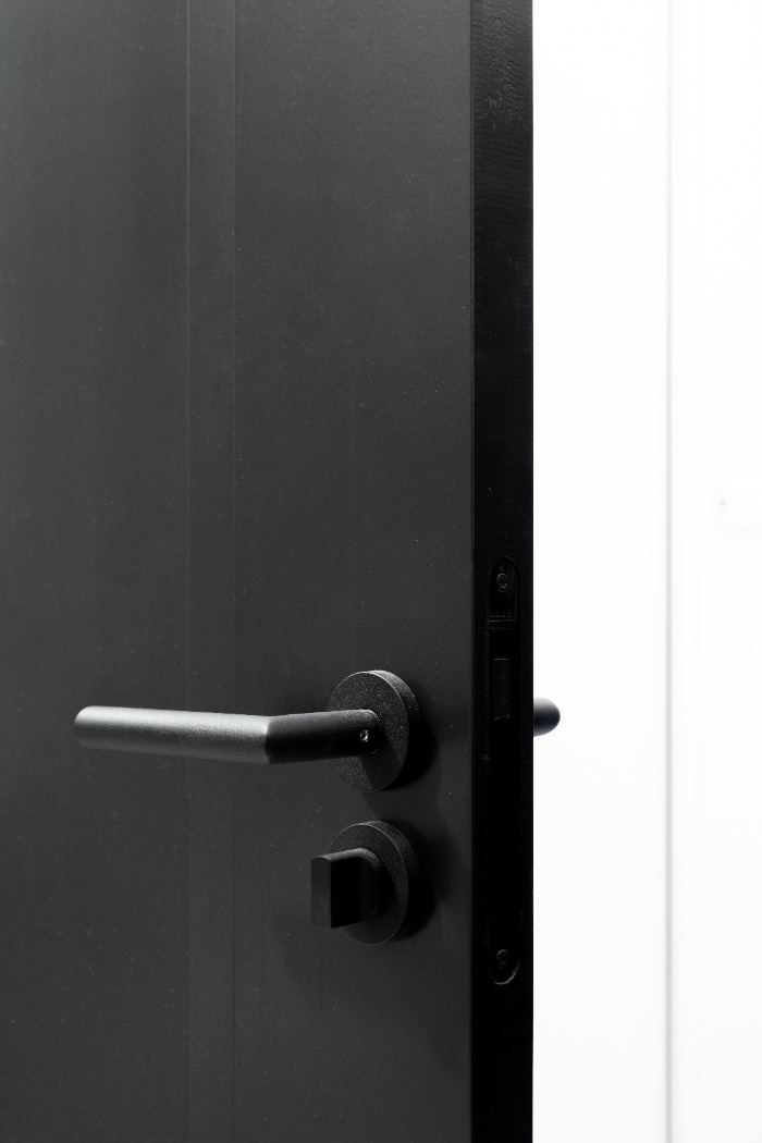 Foto: Topdeuren project ijsselmuiden magneetslot toiletgarnituur paneeldeur albo deurbeslag zwart