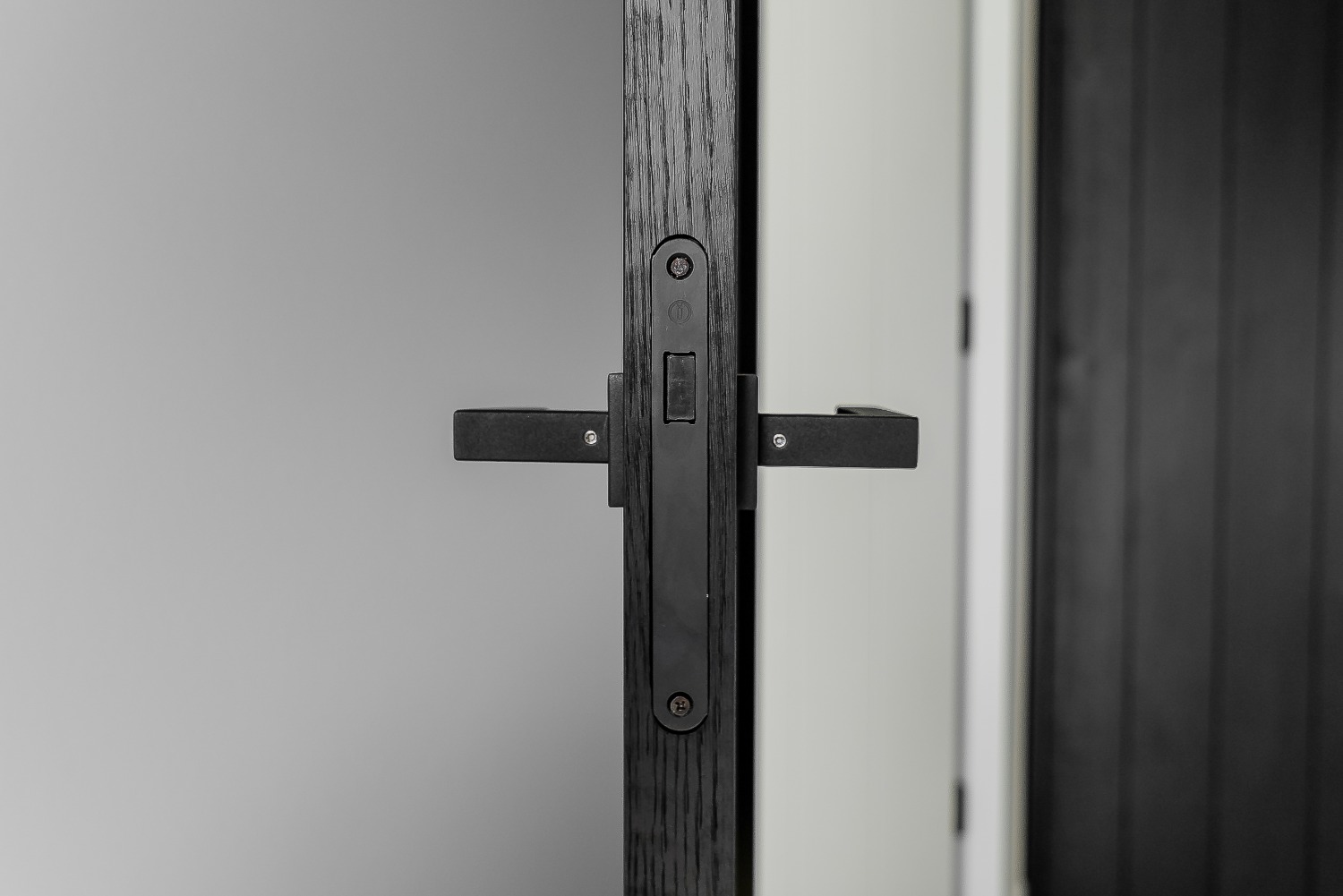 Foto: Topdeuren project kootwijkerbroek deurbeslag zwart magneetsloten zwarte deurkruk voorplaat