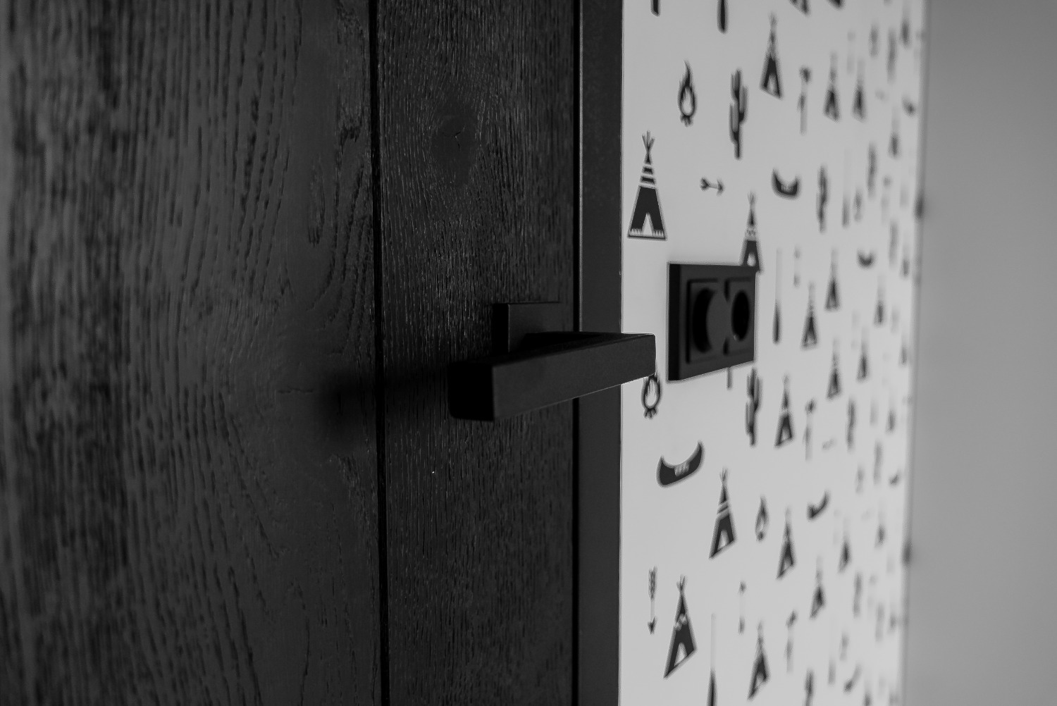 Foto: Topdeuren project kootwijkerbroek vierkante kruk deurkruk freeslijndeur zwart
