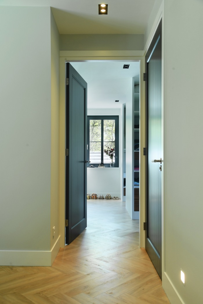 Foto: Topdeuren project zwart binnendeuren rvs deurbeslag hang en sluitwerk deurenshowroom habe lunteren tenhulscher formani pietboon