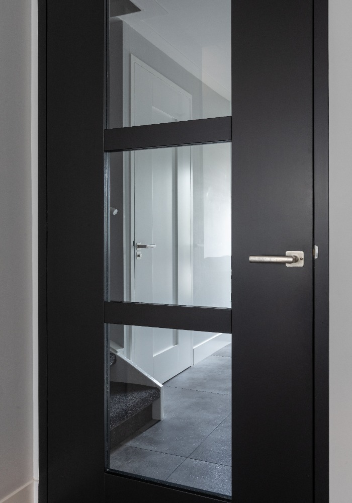 Foto: Topdeuren deurenshowroom binnendeur glasdeur zwart deurbeslag dauby tussenwoning barneveld