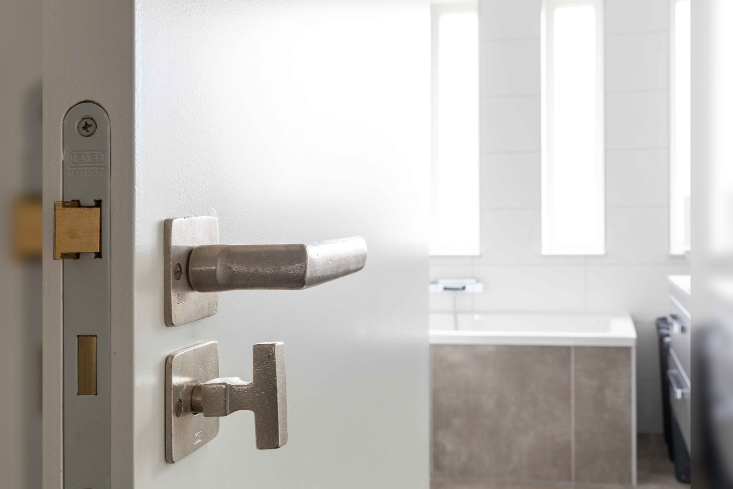 Foto: Topdeuren deurenshowroom binnendeur wit deurbeslag dauby tussenwoning barneveld nemef