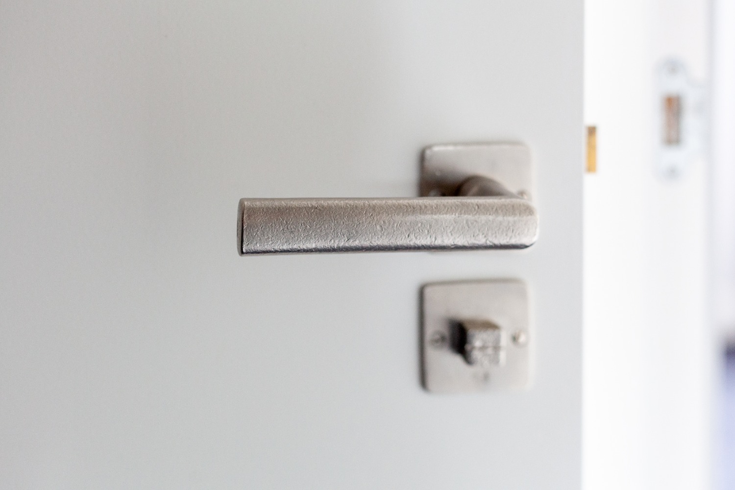 Foto: Topdeuren deurenshowroom binnendeur wit deurbeslag deurgreep toiletgarnituur dauby tussenwoning barneveld