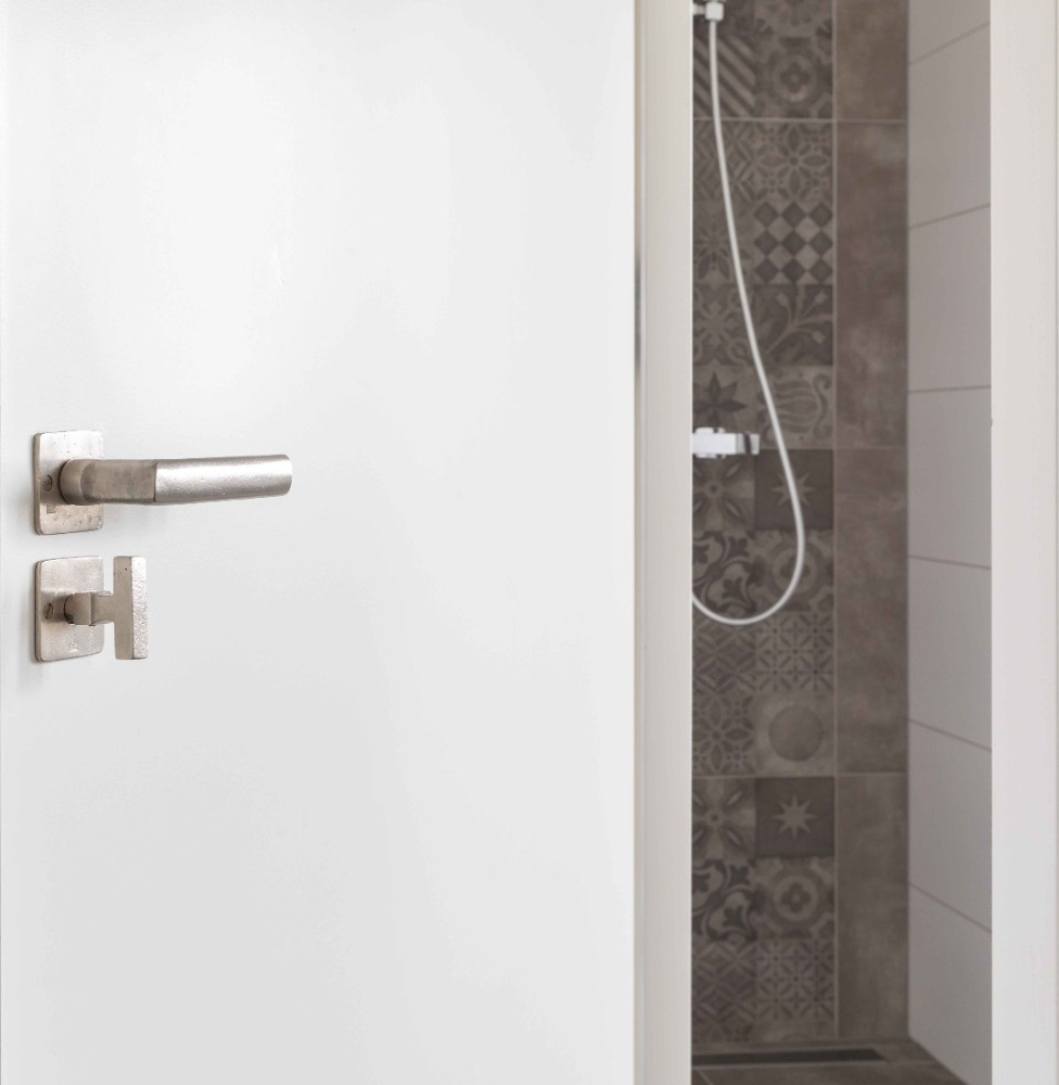 Foto: Topdeuren deurenshowroom binnendeur wit deurbeslag toiletgarnituur dauby tussenwoning barneveld