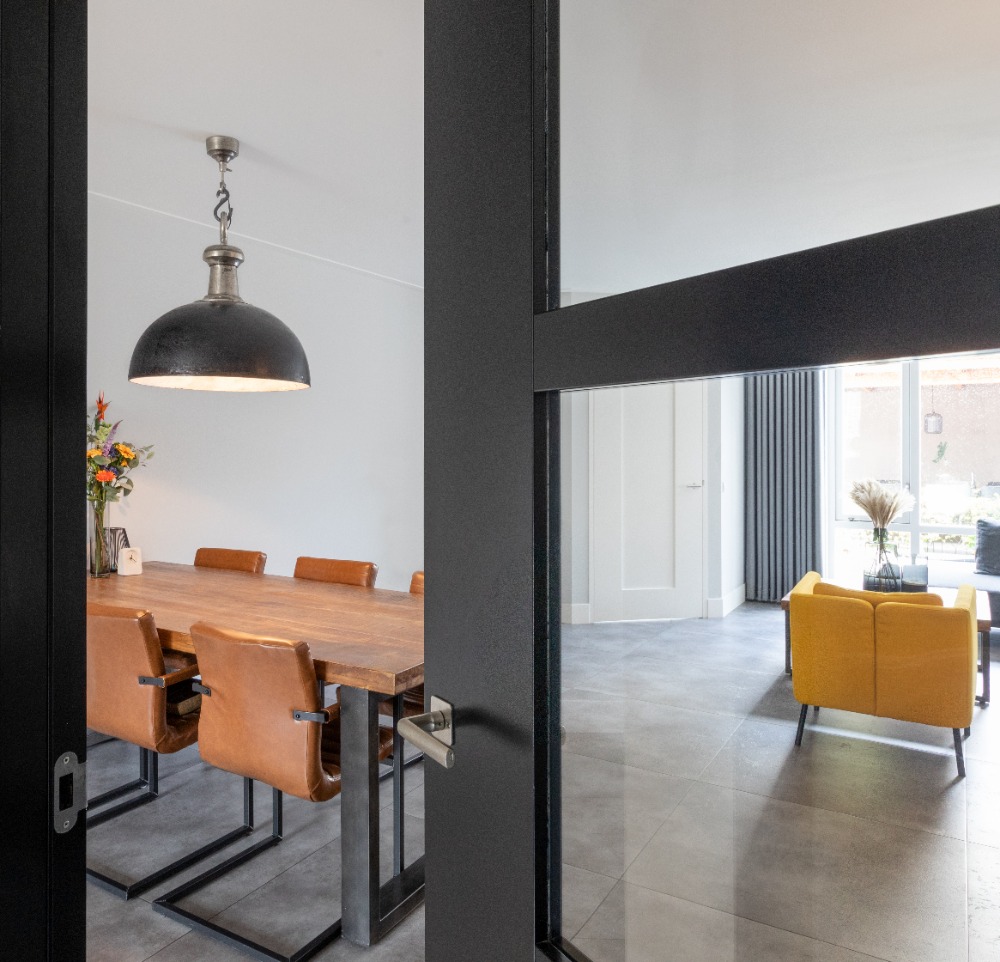 Foto: Topdeuren deurenshowroom binnendeur zwart glasdeur deurbeslag dauby tussenwoning barneveld