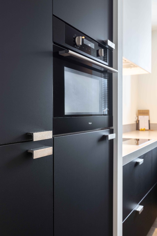 Foto: Topdeuren deurenshowroom binnendeur zwart wit deurgeep deurbeslag tussenwoning barneveld