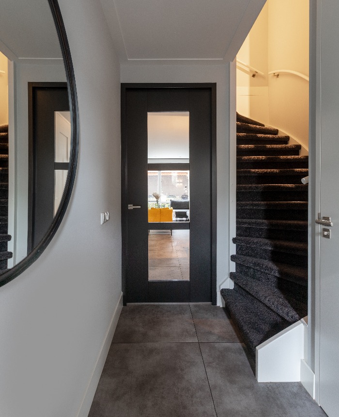 Foto: Topdeuren deurenshowroom binnendeur zwart wit glasdeur toiletdeur toiletgarnituur dauby tussenwoning barneveld