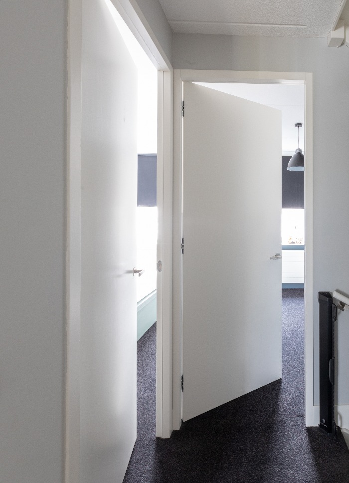 Foto: Topdeuren deurenshowroom binnendeuren wit verderkte scharnieren deurbeslag dauby tussenwoning barneveld