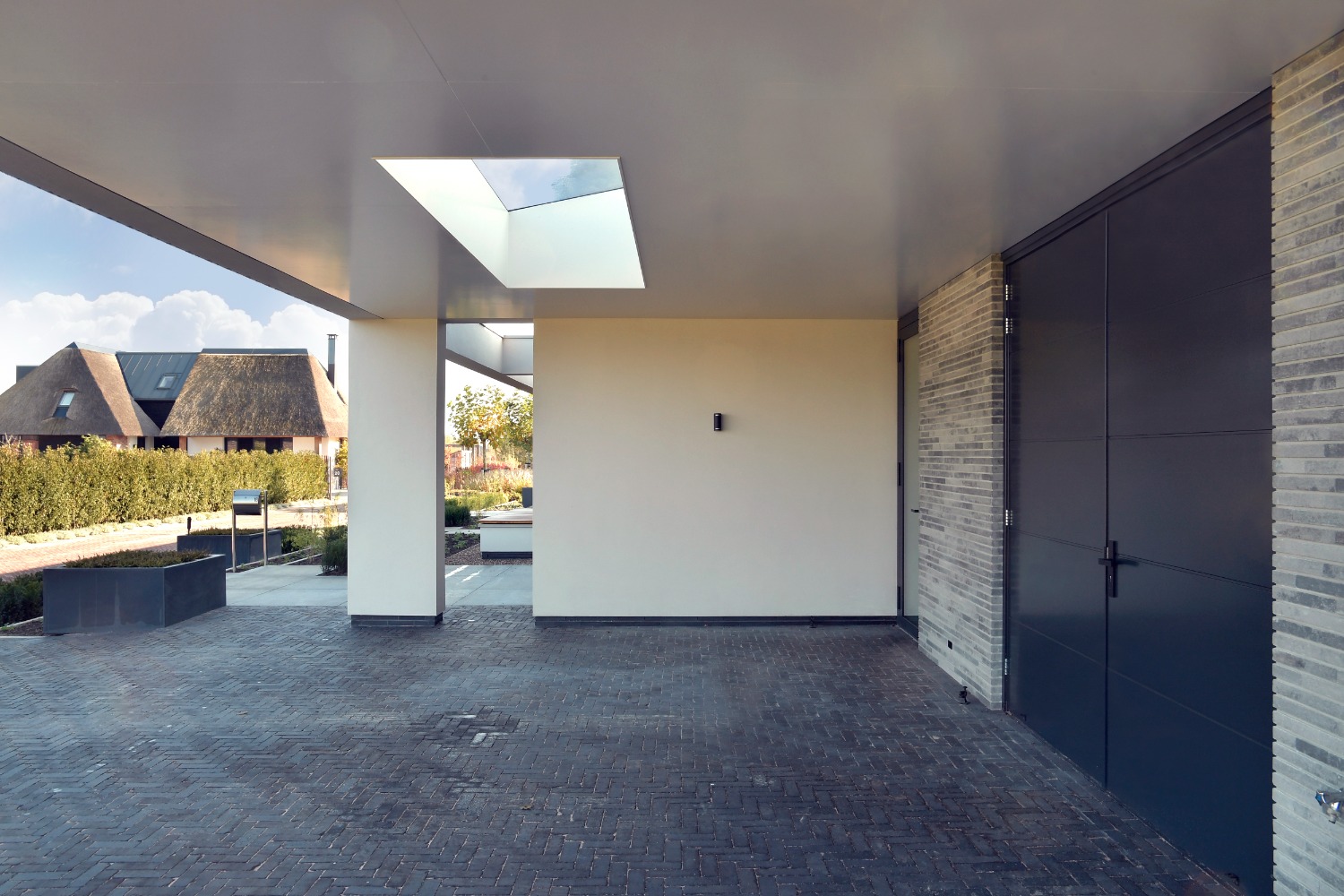 Foto: Topdeuren project veenendaal villa garagedeuren zwart deurbeslag formani binnendeuren deuren
