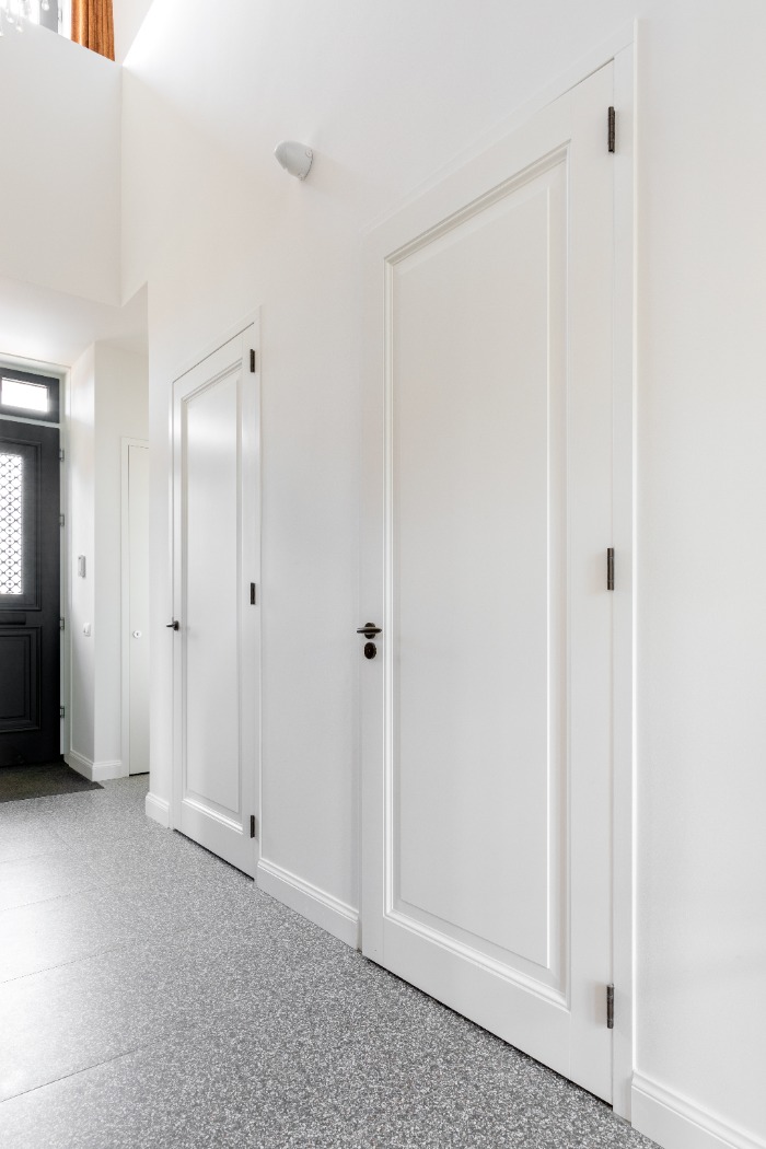 Foto: Topdeuren project vreeland paneeldeuren wit albo formani deurbeslag brons