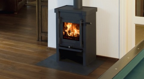 Foto : Donker antraciet vloerplaten: stijlvolle en veilige bescherming voor uw kachel