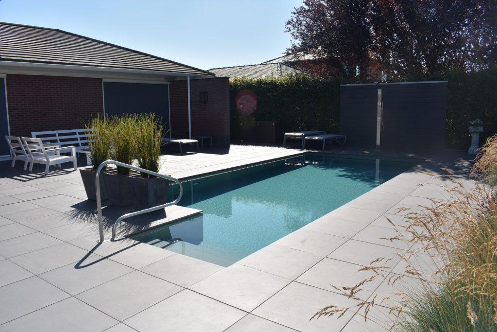 Foto: zwembad met terras en border 1024x683