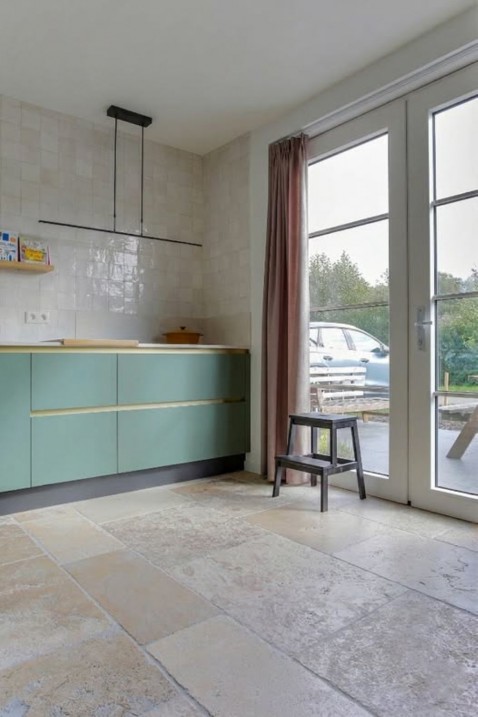 Foto : Maak een statement in de keuken met een volledig betegelde wand