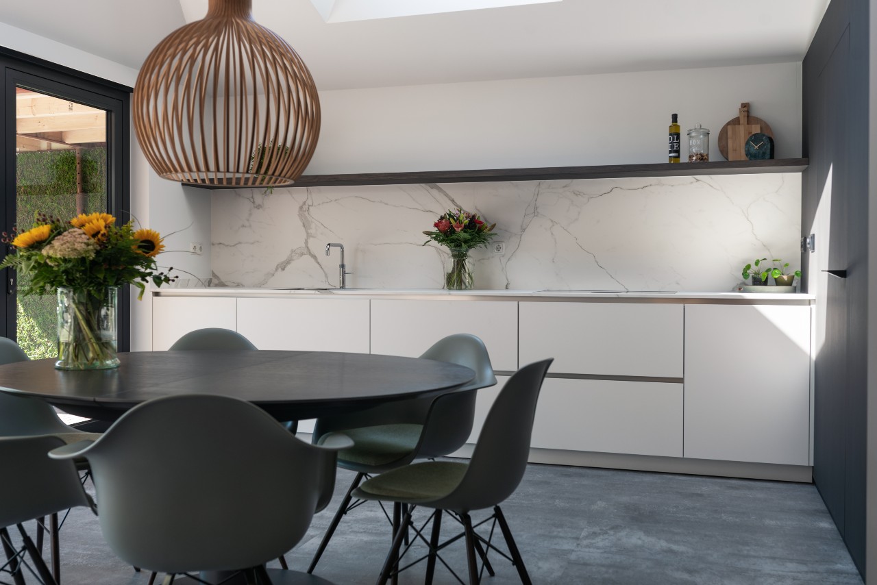 Foto: Mereno keuken met Fenix fronten en keramieken werkblad mat  8 