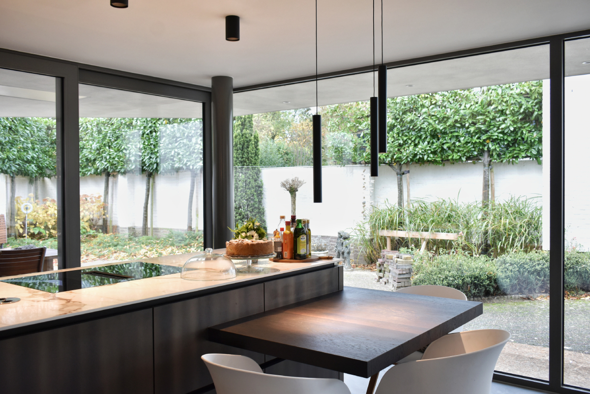 Foto: Warme maatwerkkeuken met organisch gevormd eiland  2 