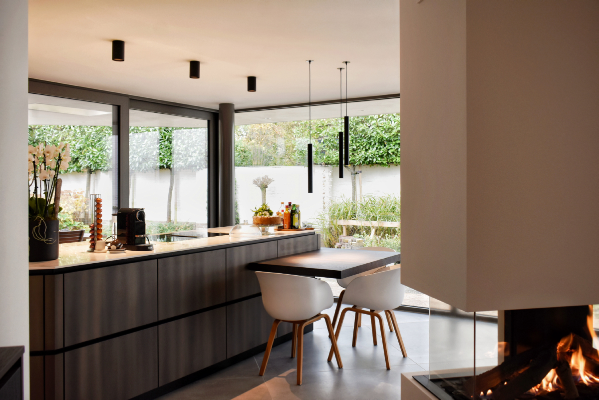 Foto: Warme maatwerkkeuken met organisch gevormd eiland  3 