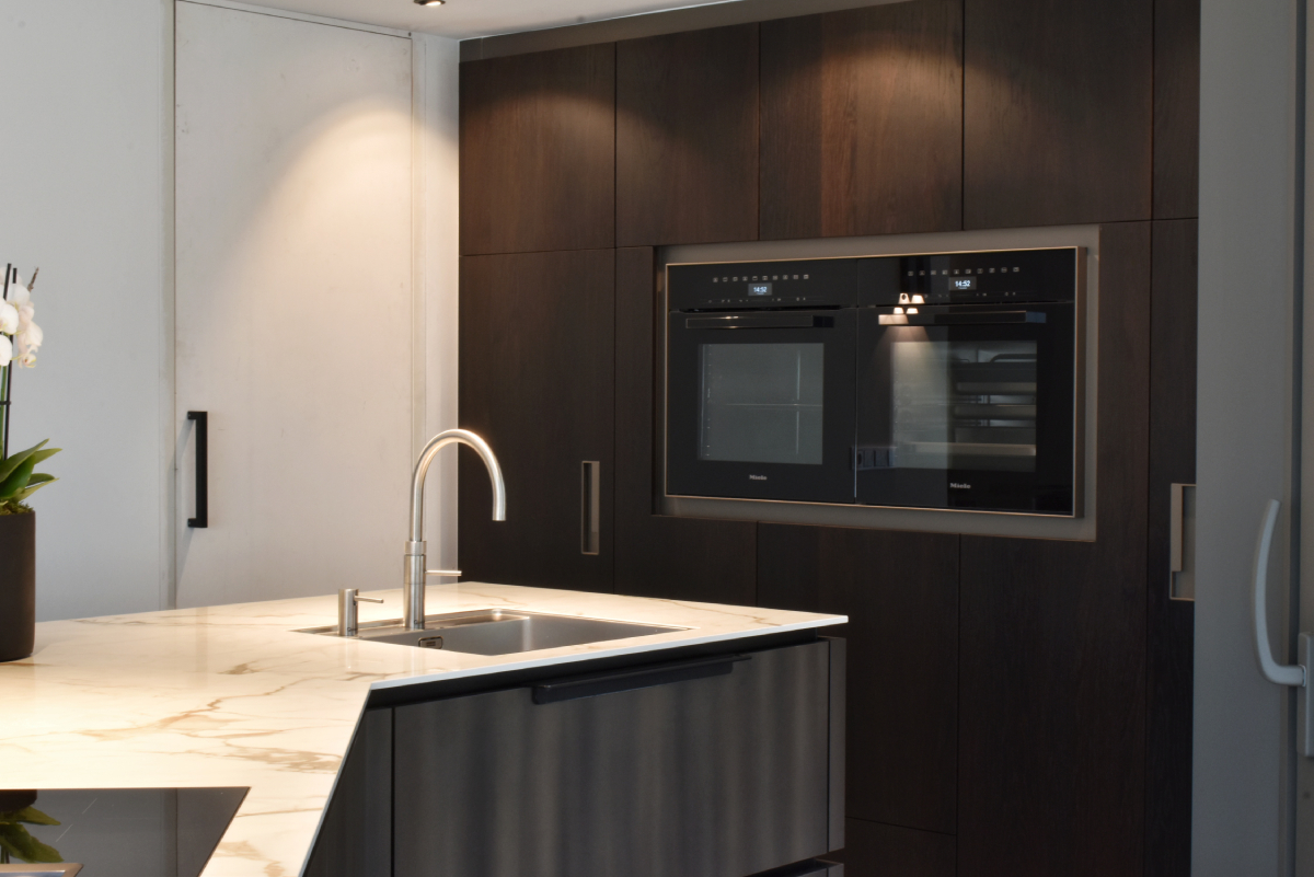 Foto: Warme maatwerkkeuken met organisch gevormd eiland  6 