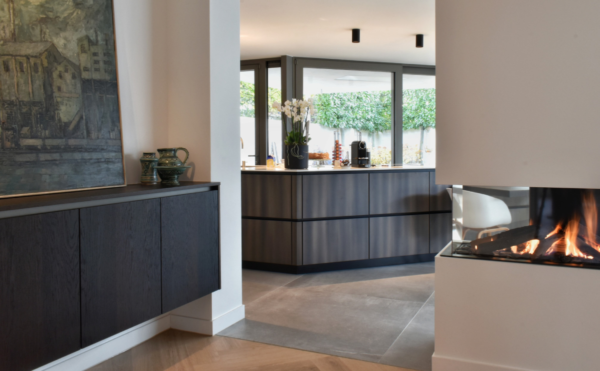 Foto: Warme maatwerkkeuken met organisch gevormd eiland  8 