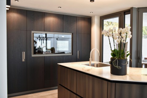 Foto : Warme maatwerkkeuken met een eiland vol verrassende lijnen