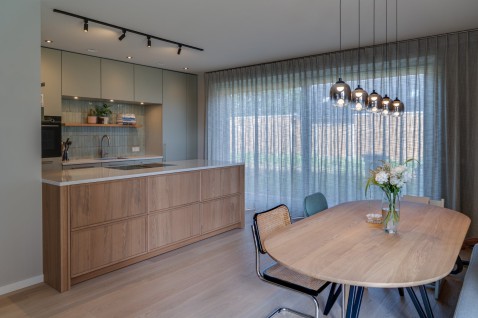Foto : Sfeervolle moderne keuken met harmonieuze kleuren en natuurlijke materialen in Asten
