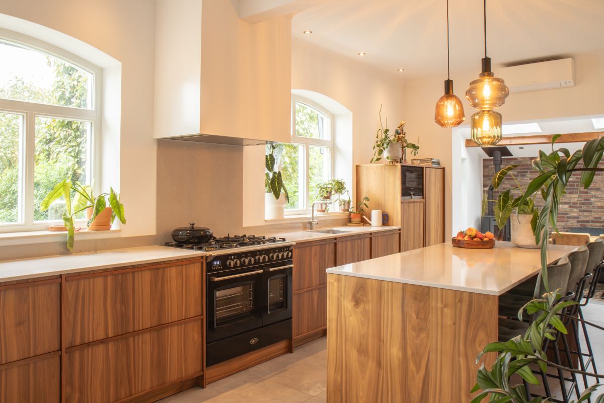 Foto : Warme Japandi leefkeuken met natuurlijk licht