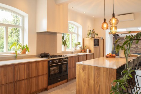 Foto : Warme Japandi leefkeuken met natuurlijk licht