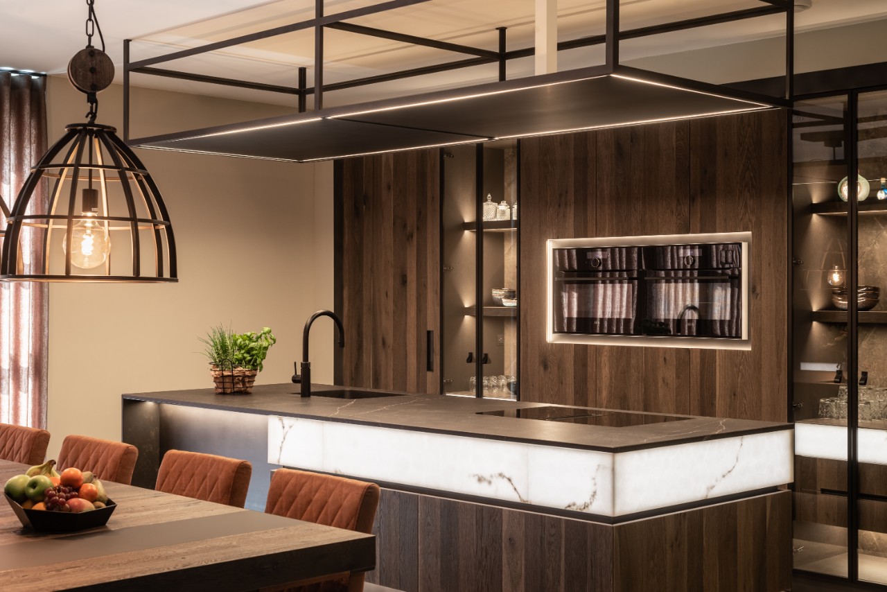 Foto: Mereno Verona Milano keuken eiland luifel marble light