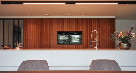 Foto : Luxe totaalinterieur met notenfineer en maatwerk details
