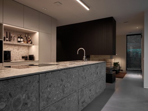 Foto : Ruimtelijke leefkeuken met natuursteen en stijlvol interieur