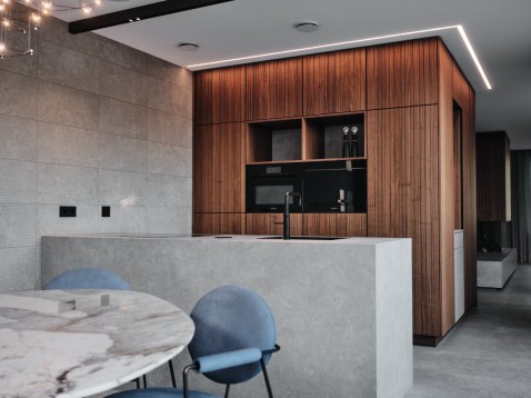 Foto : Stijlvolle villa met warme tinten van notenhout